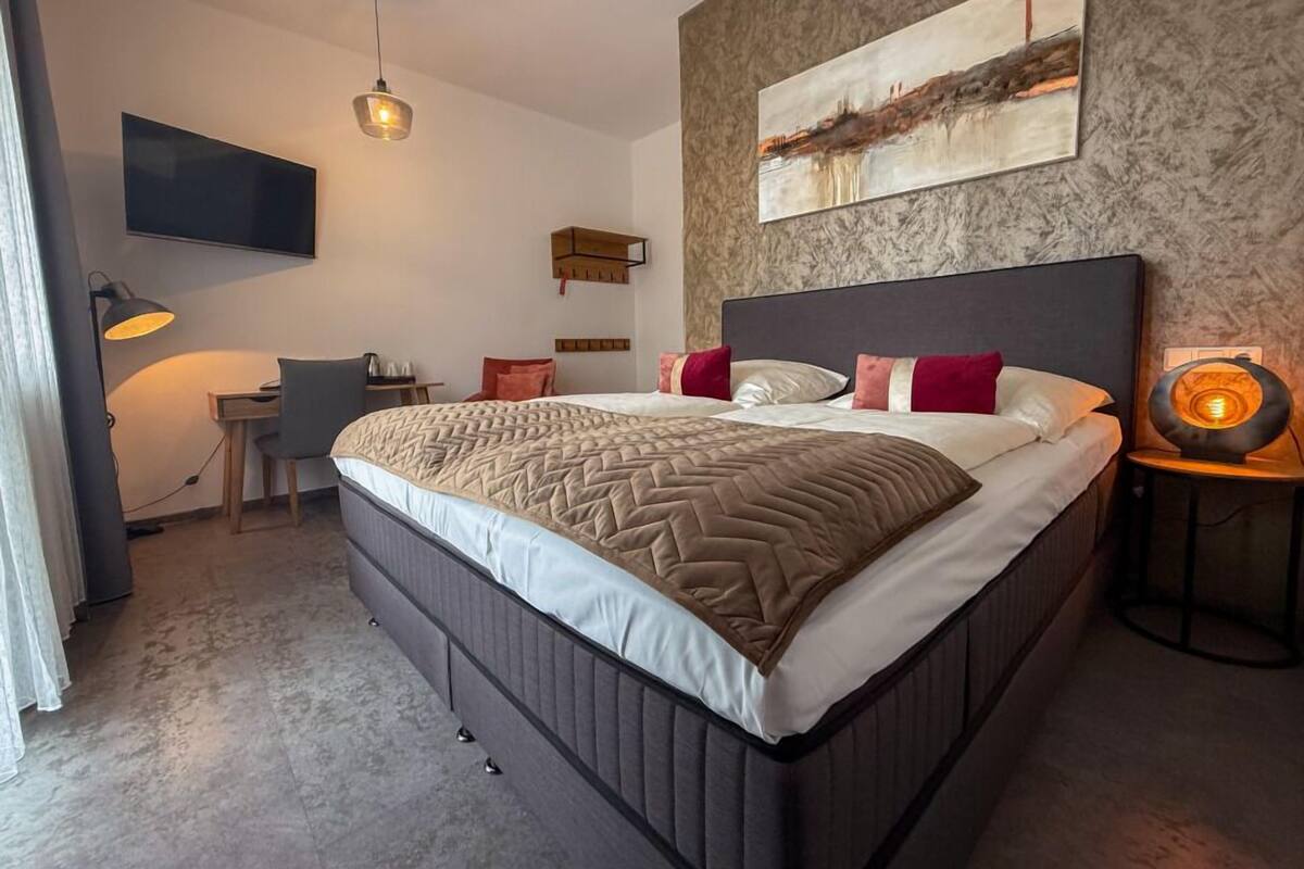 Desk, laptop workspace, soundproofing, free WiFi