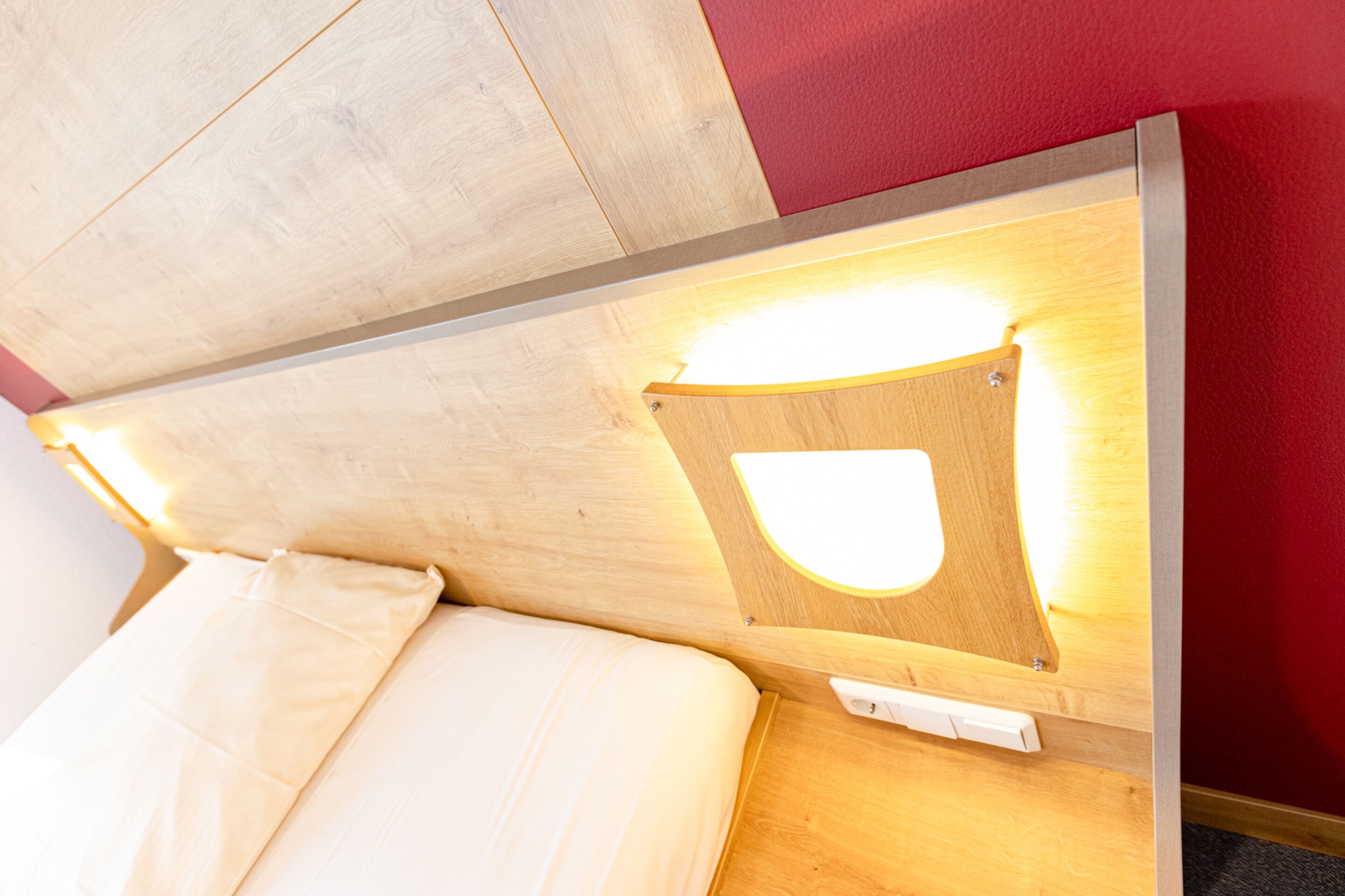 comfort single room | desk, laptop workspace, soundproofing, free cots/infant beds