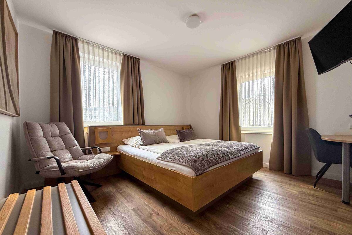 Desk, laptop workspace, soundproofing, free WiFi