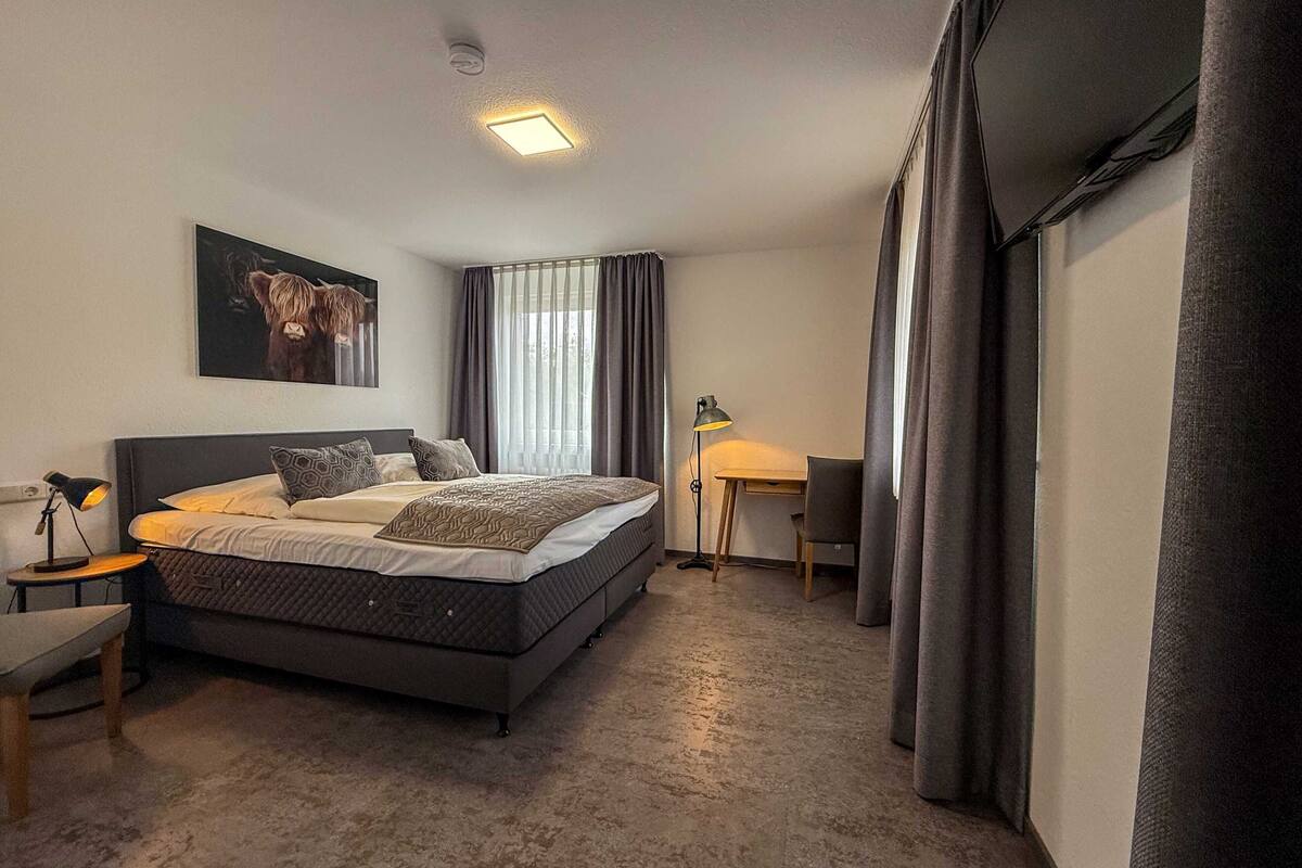 Desk, laptop workspace, soundproofing, free WiFi