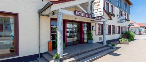 A hotel with a sign reading "Hotel & Restaurant Engang."