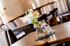 A dining table with a candle, salt and pepper shakers, and a glass. - Hotel Eydt Kirchheim (Kirchheim)