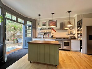 Refrigerador, microondas, horno, placa de cocina