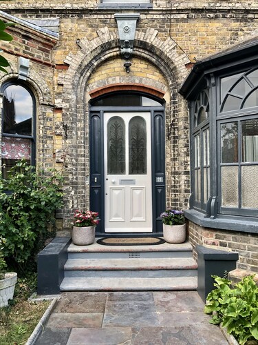 Luxurious & spacious family seaside escape. Perfect for relaxation and fun.