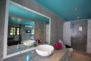 Shower, hair dryer, towels, soap - Baan Heaven / Sleep's 15 people / Patong Beach Villa Private Pool / Jacuzzi (Patong)