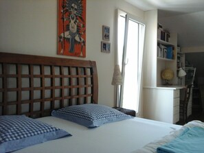 4 slaapkamers, een bureau, een strijkplank/strijkijzer, gratis wifi