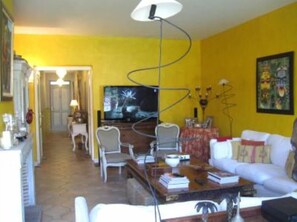 Fernseher, Kamin, Bücher