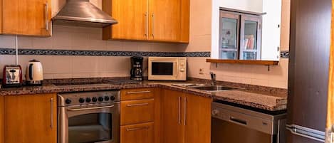 Refrigerador, microondas, horno, placa de cocina
