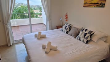 2 Schlafzimmer, Schreibtisch, Bügeleisen/Bügelbrett, Reisekinderbett