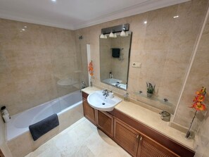 Combined shower/bathtub, hair dryer, bidet, towels