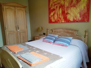 2 bedrooms, iron/ironing board, travel crib, free WiFi