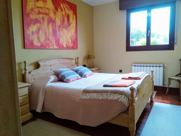 2 bedrooms, iron/ironing board, travel cot, free WiFi