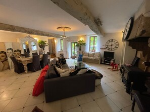 TV, lareira, DVD player, livros