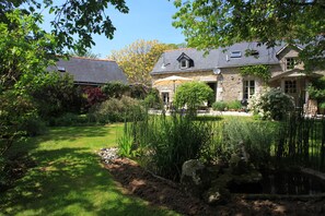 Property grounds - Beautiful cottage with exceptional accommodation in a peaceful rural location (Ploërdut)