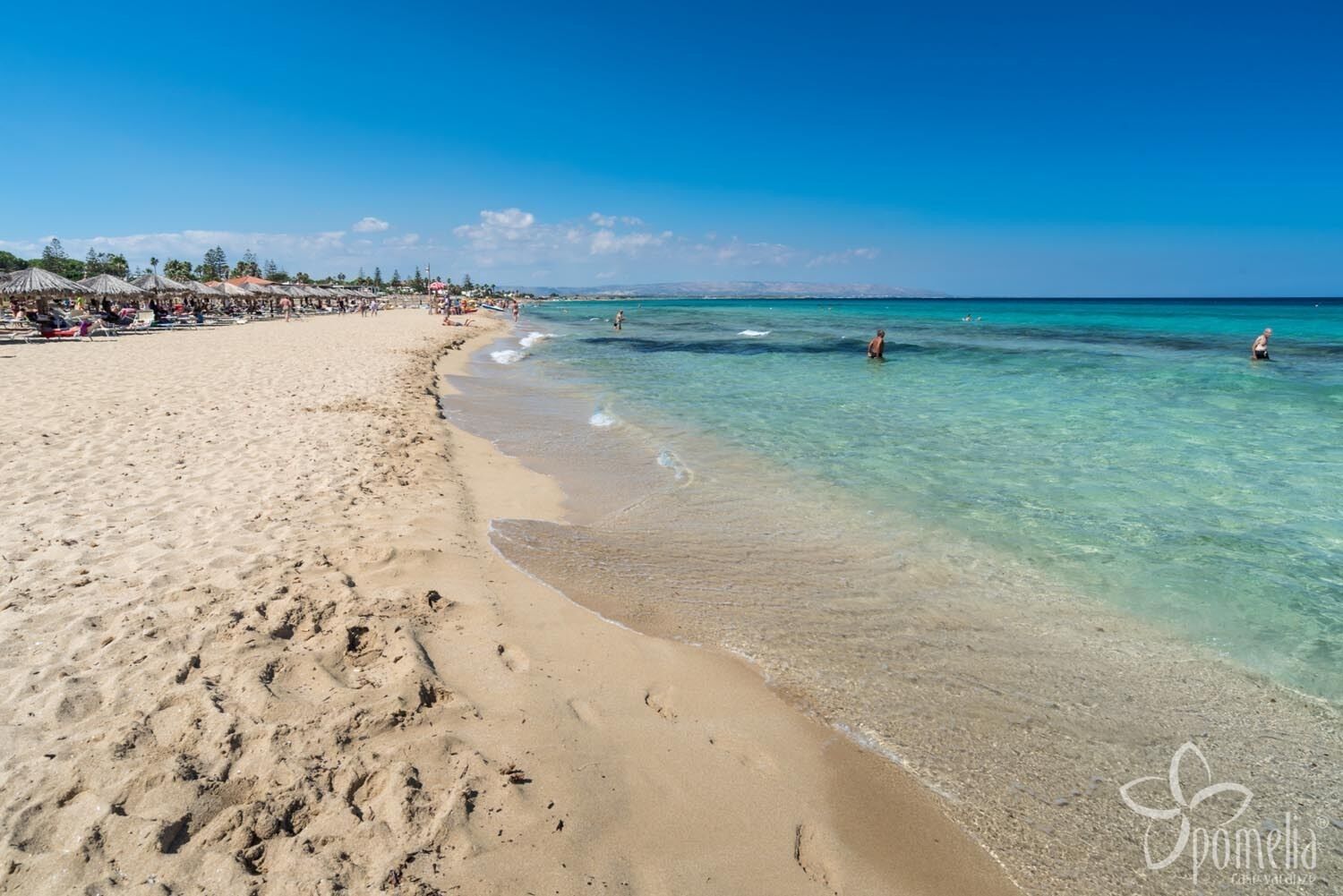 Plage à proximité, chaises longues, serviettes de plage