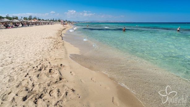 A beach with clear turquoise water, sandy shore, and umbrellas. - House / Villa - Avola (Avola)