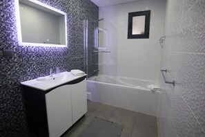 Combined shower/bathtub, hair dryer, towels, toilet paper - Grannies House - Where Comfort and Relaxation Happens (Machico)