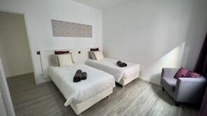 3 slaapkamers, geluiddichte muren, een strijkplank/strijkijzer, wifi