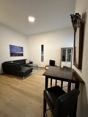 Una televisión de pantalla plana, un reproductor de DVD