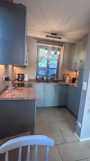 Frigorifero, microonde, forno, piano cottura