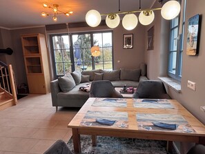 Älytelevisio, takka, kirjoja