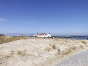 Playa en los alrededores y camastros 