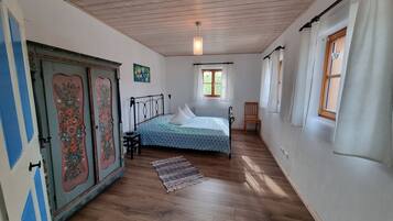 4 quartos, escrivaninha, ferros/tábuas de passar roupa