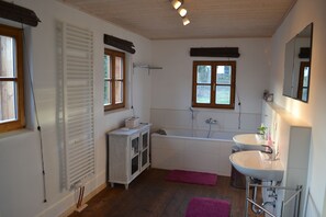 Badekar, hårføner og såpe