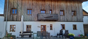 Idyllic four-sided farm in the middle of nature, child- and dog-friendly