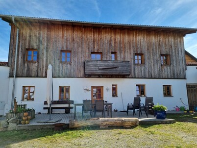 Idyllic four-sided farm in the middle of nature, child- and dog-friendly
