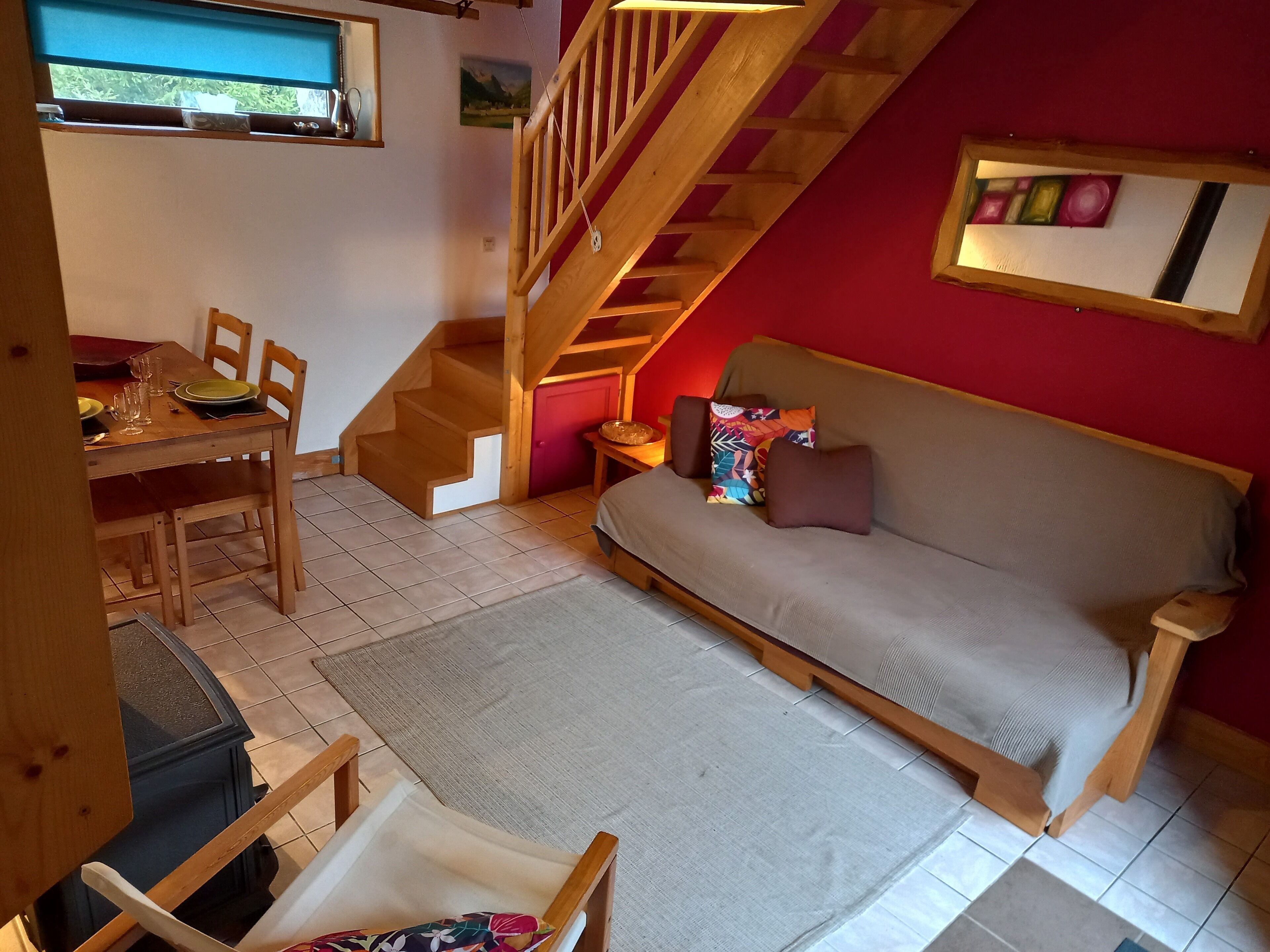 TV, fireplace, DVD player, books