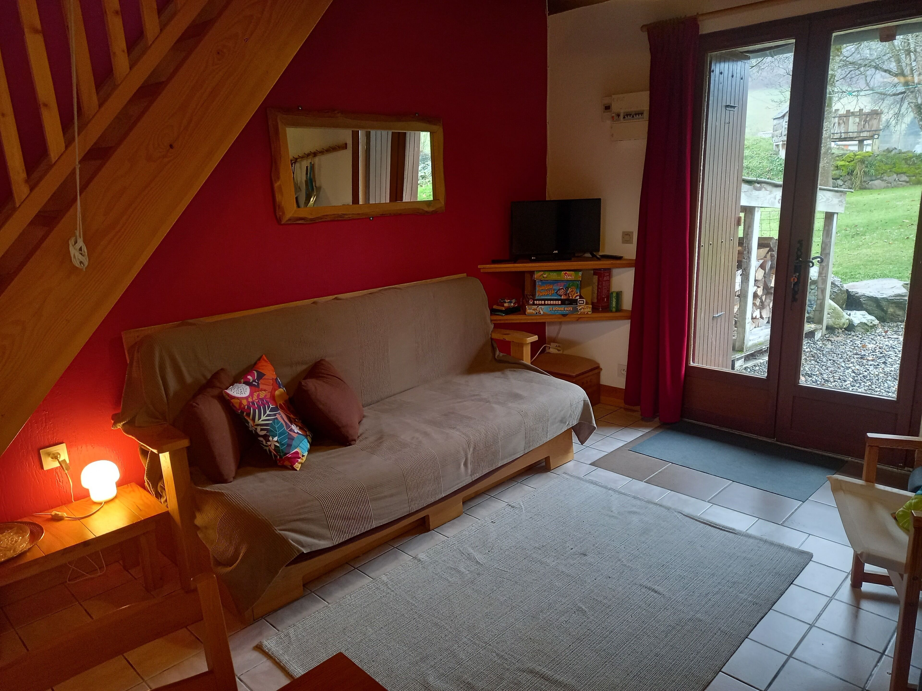 Fernseher, Kamin, DVD-Player, Bücher