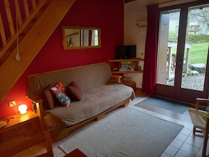 Fernseher, Kamin, DVD-Player, Bücher