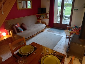 Fernseher, Kamin, DVD-Player, Bücher