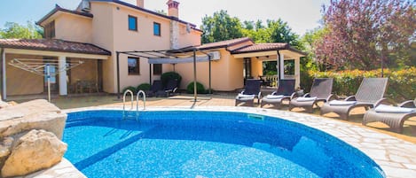 Una piscina al aire libre