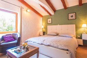 3 chambres, coffres-forts dans les chambres, bureau