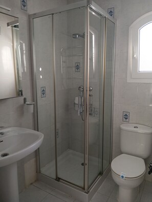 Shower, hair dryer, towels - Modern, Spacious, and Well Equipped Apartment With Mountain And Sea Views (Nerja)