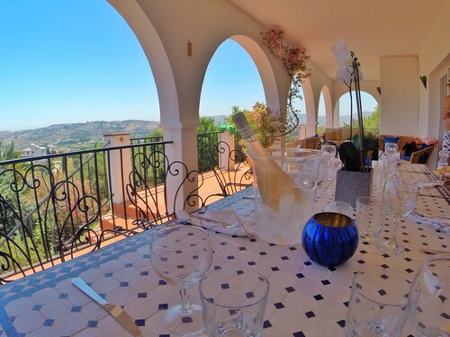 Spacious 5 bedroom 5 bathroom family villa with spectacular views to the sea