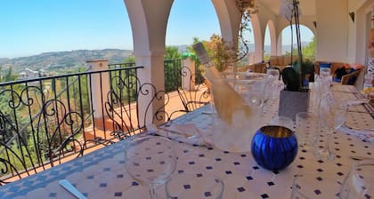 Spacious 5 bedroom 5 bathroom family villa with spectacular views to the sea