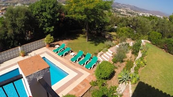 Een buitenzwembad en een verwarmd zwembad