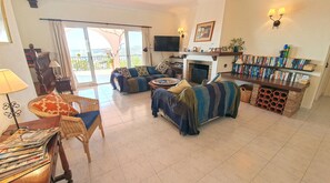 Smart-TV, Kamin, Tischtennisplatte, Bücher