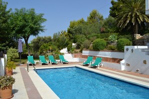 Alberca al aire libre y alberca climatizada