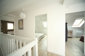 4 habitaciones, tabla de planchar con plancha y cuna de viaje