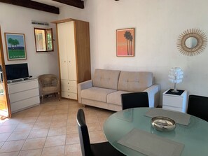 Fernseher, Bücher, Stereoanlage