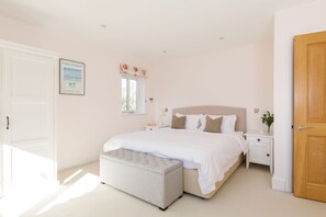 4 bedrooms, desk, iron/ironing board, travel cot