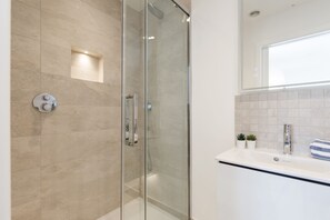 Duschwanne, Haartrockner, Bidet, Handtücher