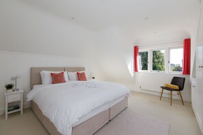 4 bedrooms, desk, iron/ironing board, travel crib