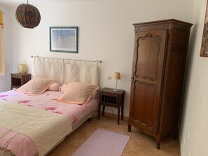 1 habitación, tabla de planchar con plancha, cuna de viaje y wifi 