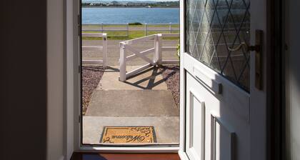 Perinteinen kivirakennettu mökki, kauniisti remontoitu, keskeytymätön merinäköala