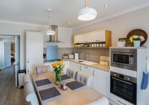 Private kitchen - Traditional stone built cottage, beautifully renovated,uninterrupted Sea view (North Kessock)